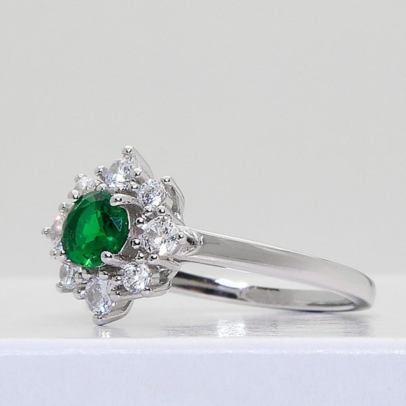 Stunning Emerald Simulant Green Stone 925 Sterling Silver Ring,  Stamped 925 - Picture 4 of 9